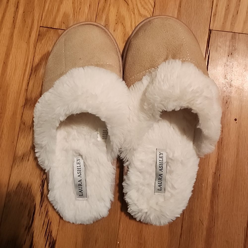 Laura Ashley Cozy Faux Fur Slippers Beige Comfort Indoor Shoes Women's